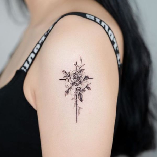 Tattoo thánh giá bắp tay nữ đẹp