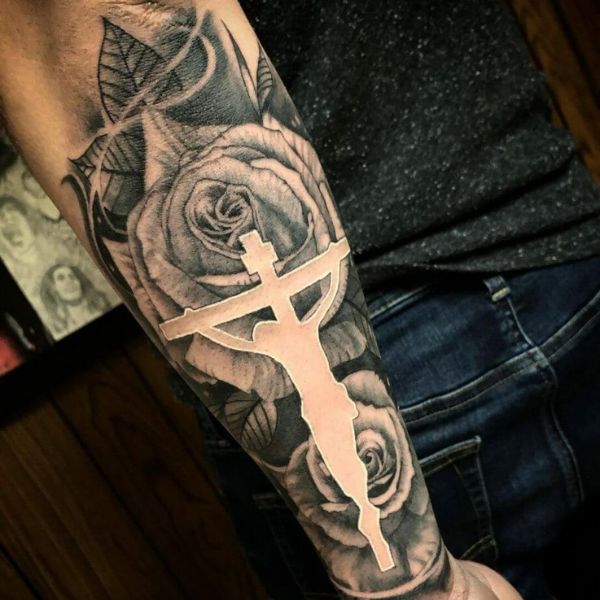 Tattoo thánh giá kín cánh tay