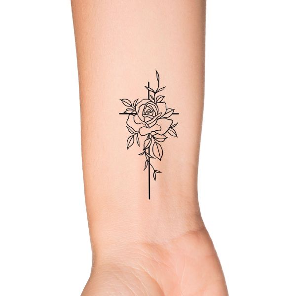 Tattoo thánh giá mini ở cổ tay