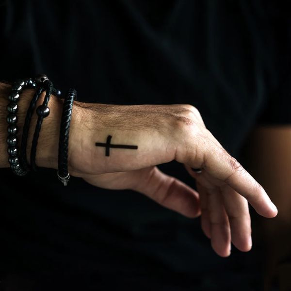 Tattoo thánh giá ở bàn tay