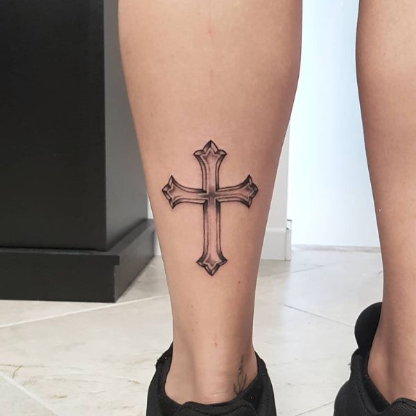 Tattoo thánh giá ở bắp chân