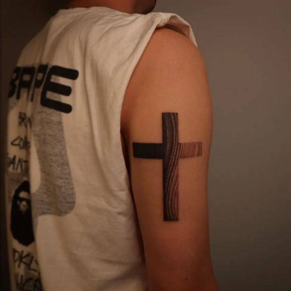 Tattoo thánh giá ở bắp tay