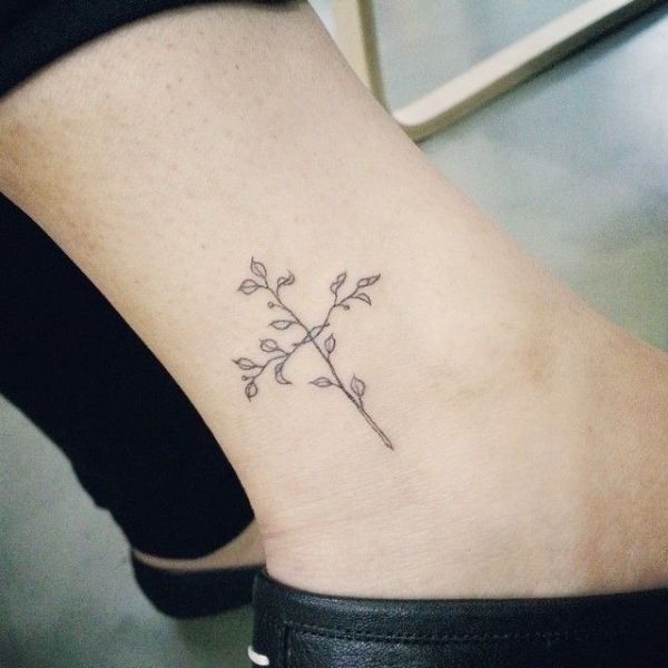 Tattoo thánh giá ở cổ chân