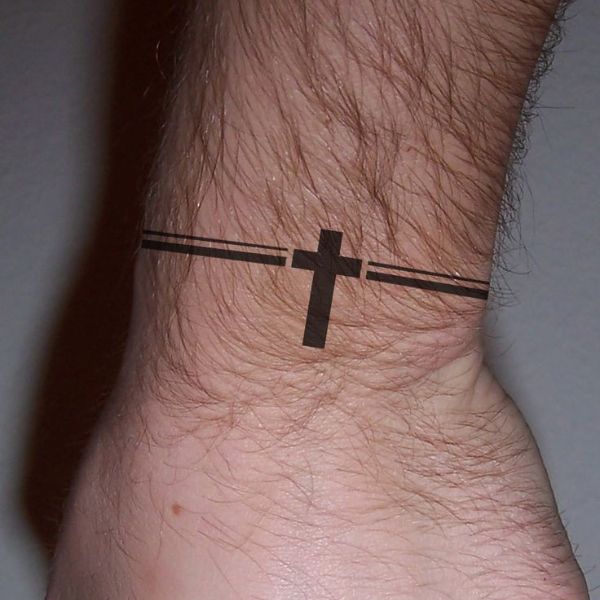 Tattoo thánh giá ở cổ tay