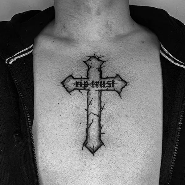Tattoo thánh giá ở ngực