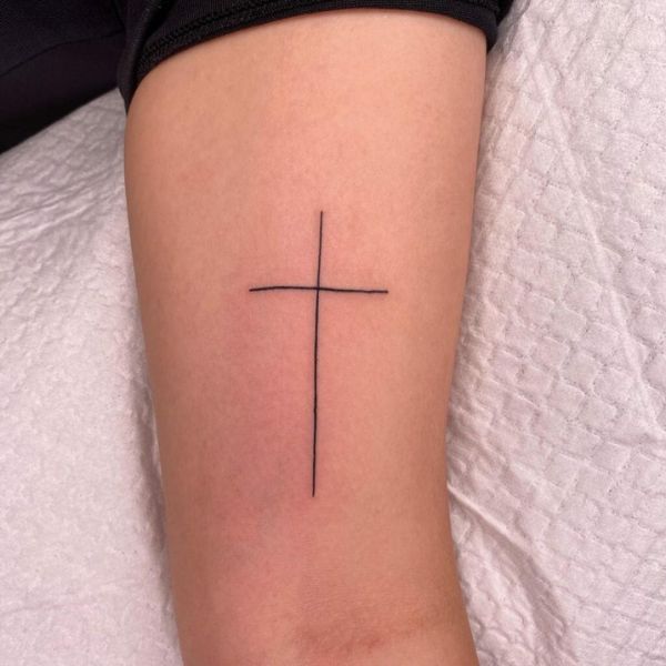 Tattoo thánh giá ở tay