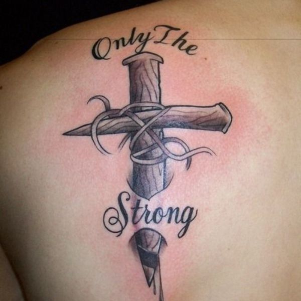 Tattoo thánh giá sau lưng