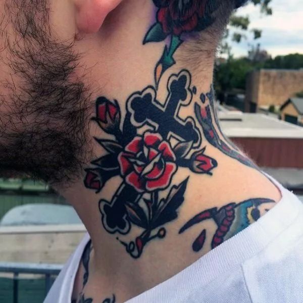 Tattoo thánh giá trên cổ