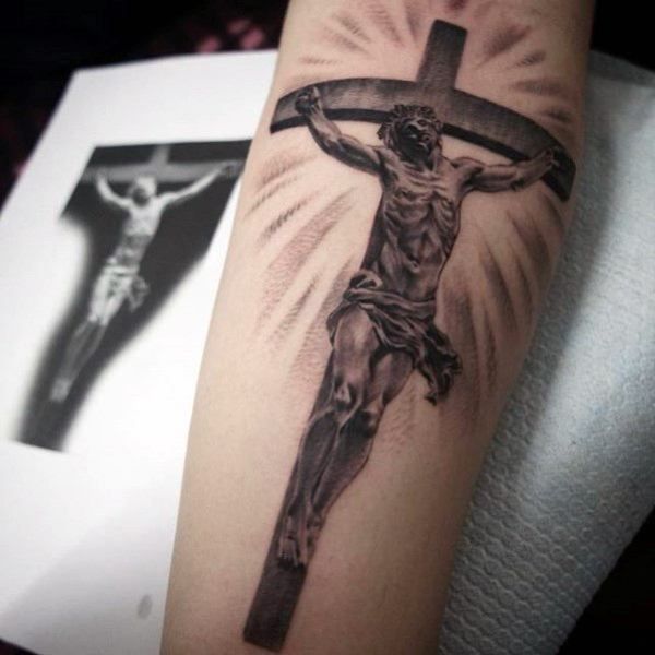 Tattoo thánh giá với chúa giesu