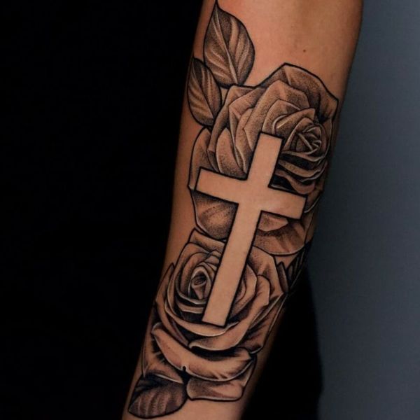 Tattoo thánh giá với hoa hồng