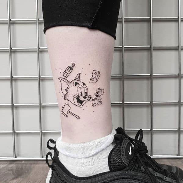 Tattoo tom and jerry mini ở cổ chân