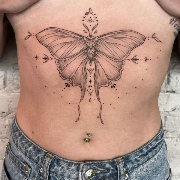 Tattoo trước ngực nữ bướm chúa