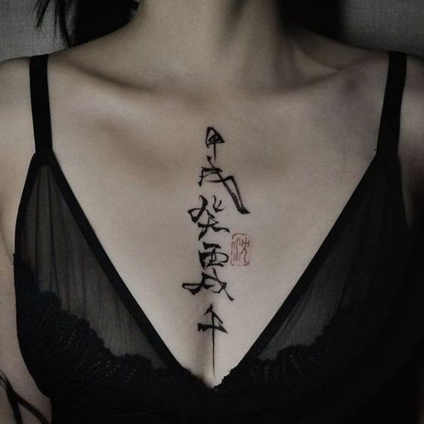 Tattoo trước ngực nữ chư hán