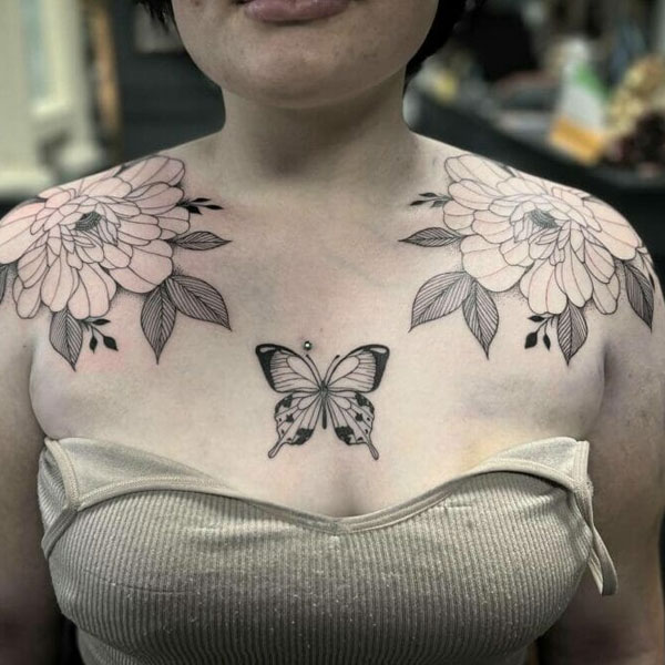 Tattoo trước ngực nữ con bướm
