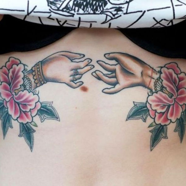Tattoo trước ngực nữ đôi tay