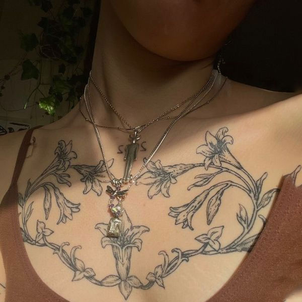 Tattoo trước ngực nữ gai góc