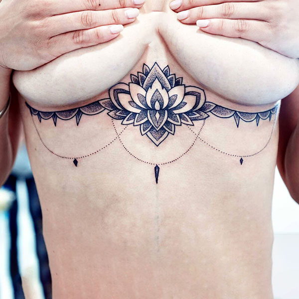 Tattoo trước ngực nữ hoa sen