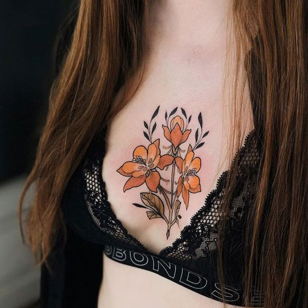 Tattoo trước ngực nữ hoa vàng