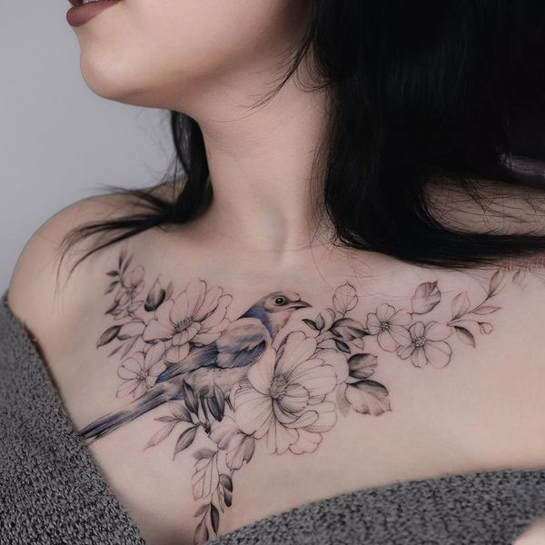 Tattoo trước ngực nữ hoa