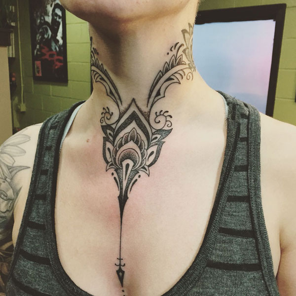 Tattoo trước ngực nữ ký tự