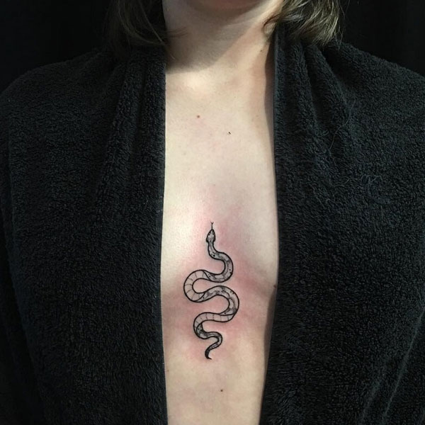 Tattoo trước ngực nữ rắn mini