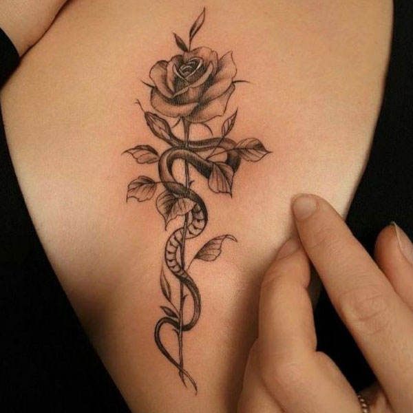 Tattoo trước ngực nữ rắn và hoa