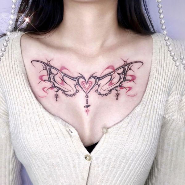 Tattoo trước ngực nữ trái tim