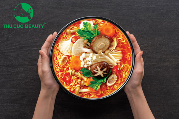 Xăm môi có được ăn mì tôm không?