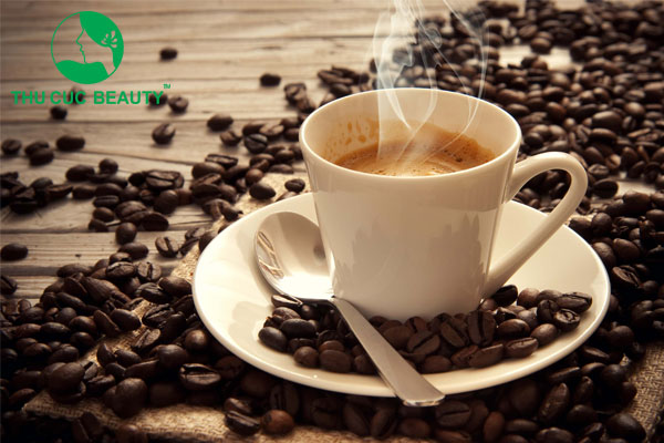 Xăm môi uống cà phê sữa được không?