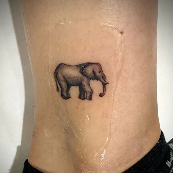 Tattoo con voi ở cổ chân