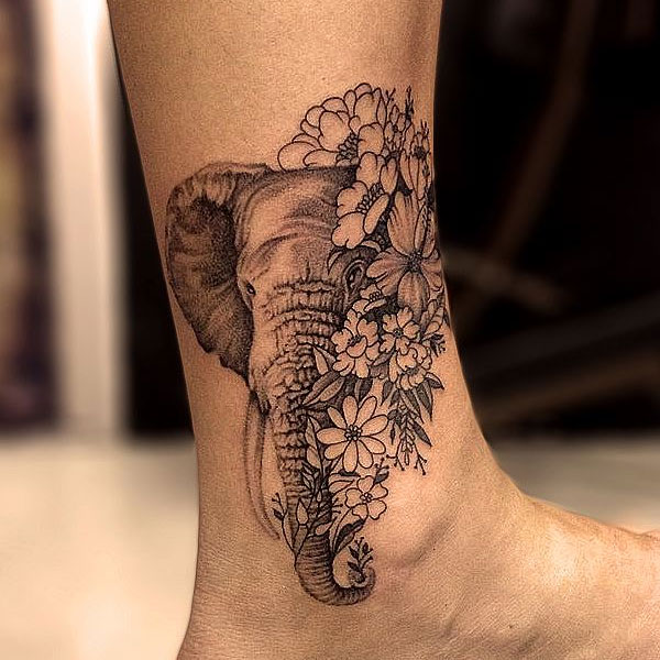 Tattoo con voi ở cổ chân đẹp