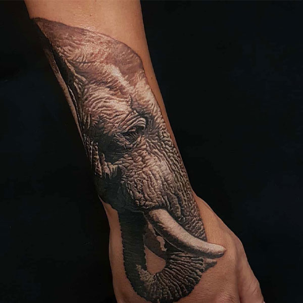 Tattoo con voi ở cổ tay
