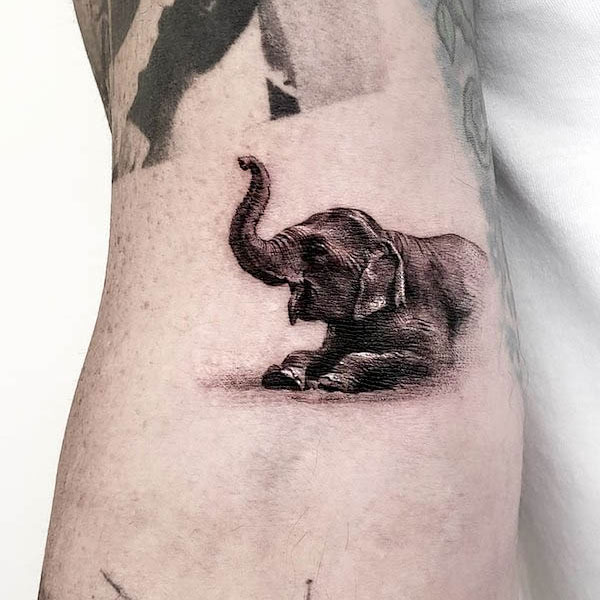 Tattoo con voi ở khuỷu tay