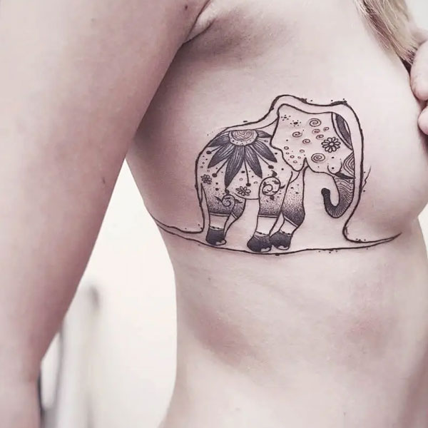 Tattoo con voi ở ngực nữ
