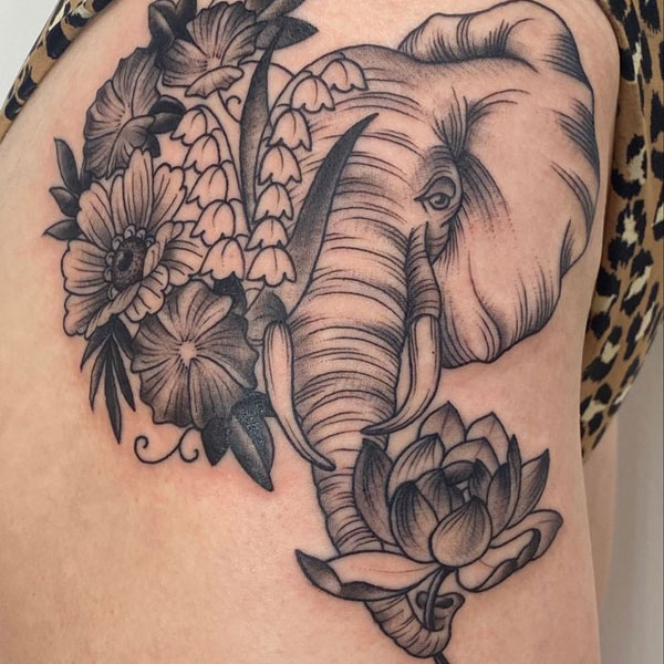 Tattoo con voi và hoa sen