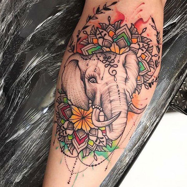 Tattoo con voi với chùm hoa