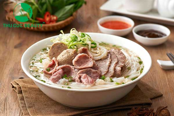 Phun môi xong có được ăn phở không?