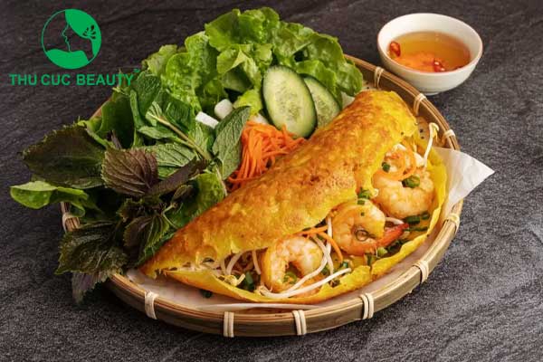 Xăm môi ăn bánh xèo được không?