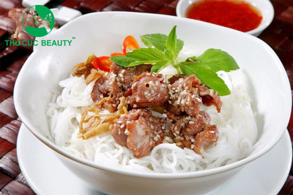 Xăm môi ăn bún thịt nướng được không?