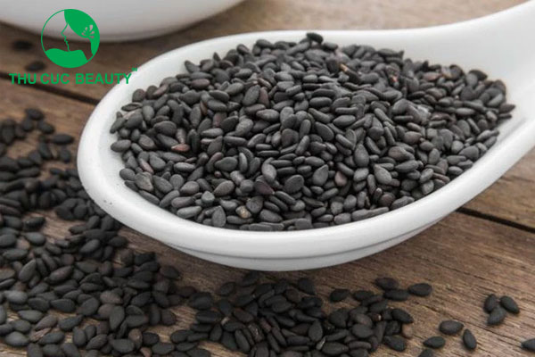 Xăm môi ăn mè đen được không?