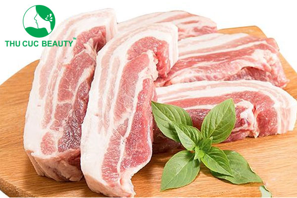 Xăm môi có ăn được thịt lợn không?