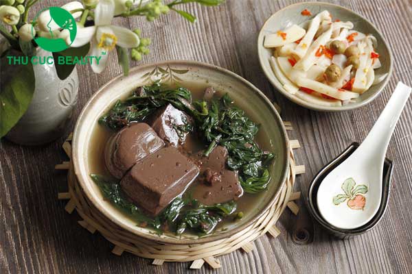 Xăm môi có ăn được tiết luộc không?