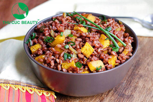 Xăm môi có được ăn cơm gạo lứt không?