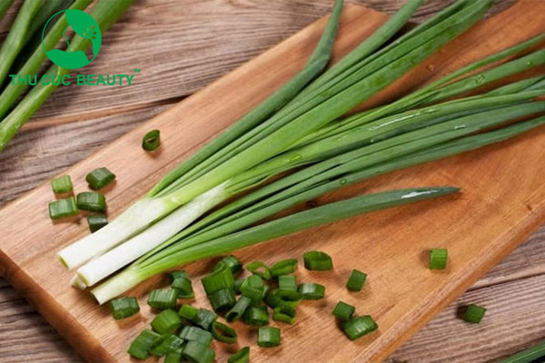 Xăm môi có được ăn hành không? Lưu ý khi ăn hành