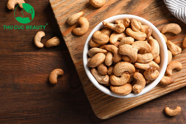 Xăm môi có được ăn hạt điều không?