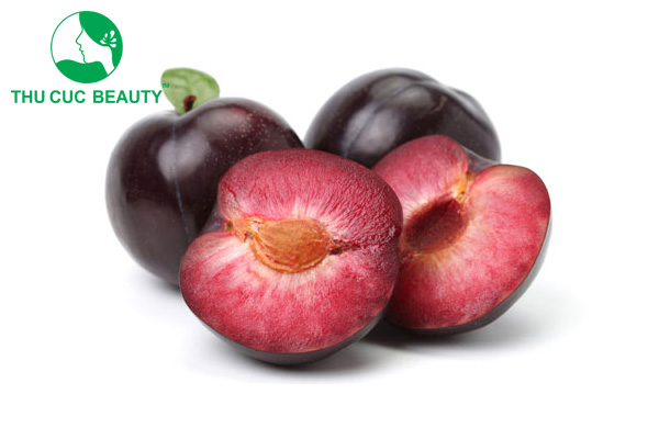 Xăm môi có được ăn quả mận không?