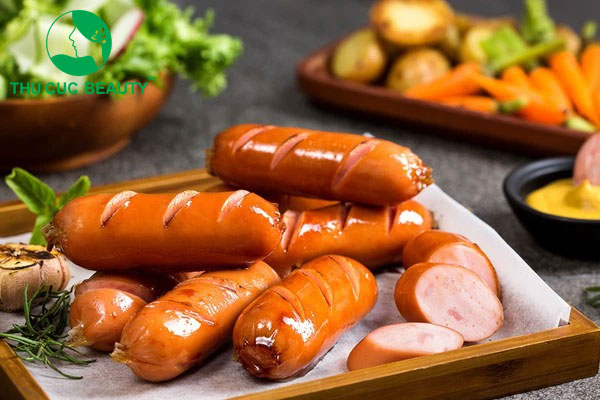 Xăm môi có được ăn xúc xích không?