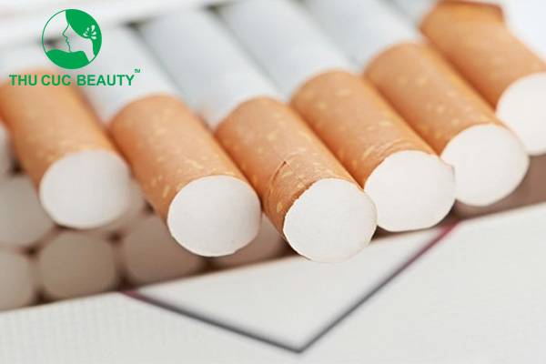 Xăm môi hút thuốc được không?