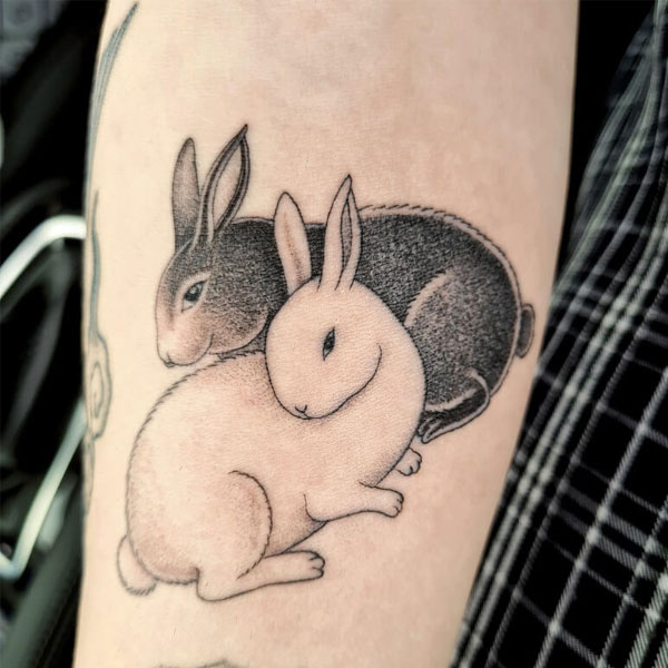 Tattoo 2 con thỏ đen trắng