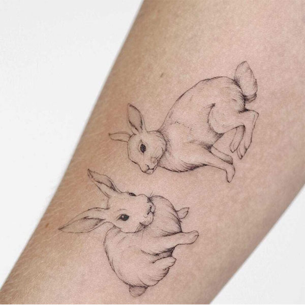 Tattoo 2 con thỏ ở tay